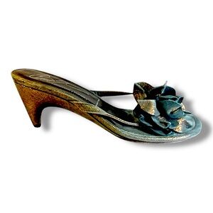 DONALD J. PLINER Taupe Shimmer kitten heels with Flowers on Toes 7.5